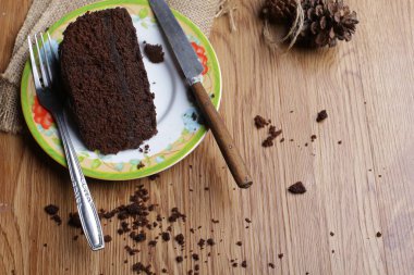 Tahta arka plandaki yemekte kahveli kek brownisi.