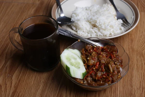 Lebensmittel Yogyakarta Oseng Oseng Mercon Fleisch Mit Reis Auf Holztischhintergrund — Stockfoto