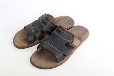 Erkekler beyaz arka plan üzerinde izole sandalet deri