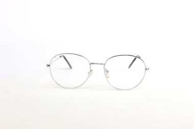 beyaz arkaplanda optik gözlük retro biçimi