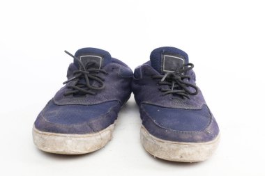 Spor ayakkabıları beyaz arka planda izole edilmiş adamlar.