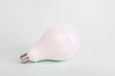 Lamba beyaz arkaplanda izole edilmiş. şeffaf arkaplan elektriği