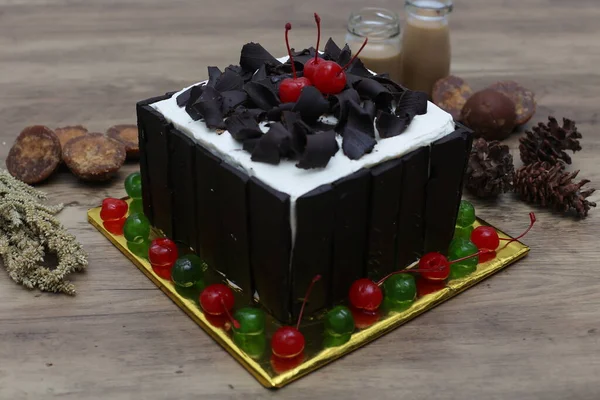 Dolce Torta Fatta Casa Decorata Con Ciliegie Cioccolato Sul Tavolo — Foto Stock