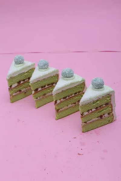 Słodkie Domowe Pistacje Ciasto Ozdobione Śmietaną Cukierki Różowym Tle Strzał — Zdjęcie stockowe