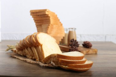 Dekore edilmiş mutfak masasında ev yapımı ekmeğin yakın plan çekimi.