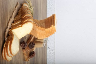 Dekore edilmiş mutfak masasında ev yapımı ekmeğin yakın plan çekimi.