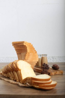 Dekore edilmiş mutfak masasında ev yapımı ekmeğin yakın plan çekimi.