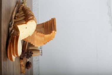 Dekore edilmiş mutfak masasında ev yapımı ekmeğin yakın plan çekimi.