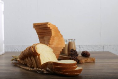 Dekore edilmiş mutfak masasında ev yapımı ekmeğin yakın plan çekimi.