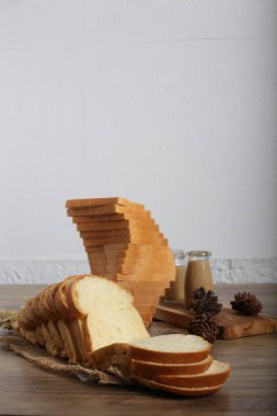 Dekore edilmiş mutfak masasında ev yapımı ekmeğin yakın plan çekimi.