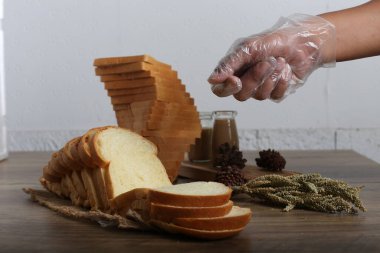 Dekore edilmiş mutfak masasında ev yapımı ekmeğin yakın plan çekimi.