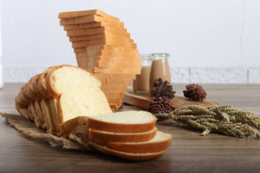 Dekore edilmiş mutfak masasında ev yapımı ekmeğin yakın plan çekimi.