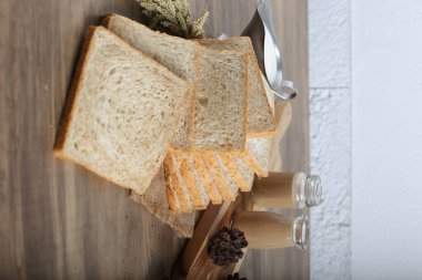 Dekore edilmiş mutfak masasında ev yapımı ekmeğin yakın plan çekimi.