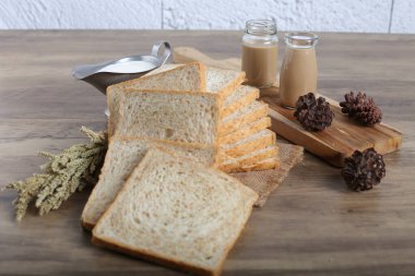 Dekore edilmiş mutfak masasında ev yapımı ekmeğin yakın plan çekimi.