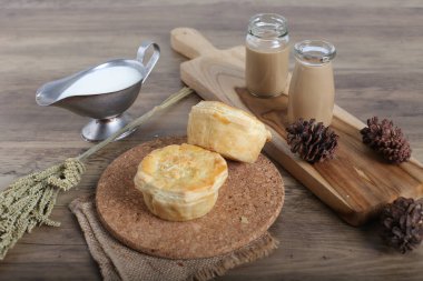 Dekore edilmiş mutfak masasında ev yapımı çörekler.