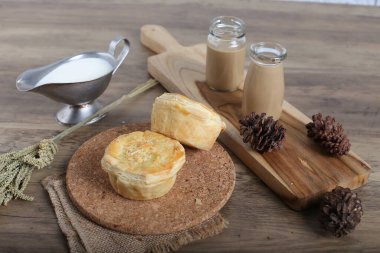 Dekore edilmiş mutfak masasında ev yapımı çörekler.