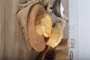 Dekore edilmiş mutfak masasında ev yapımı çörekler.