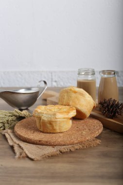 Dekore edilmiş mutfak masasında ev yapımı çörekler.