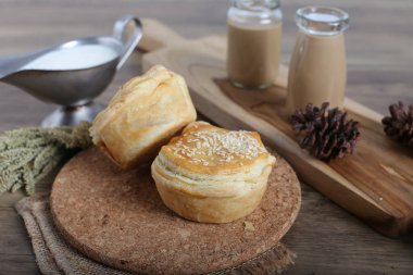 Dekore edilmiş mutfak masasında ev yapımı çörekler.