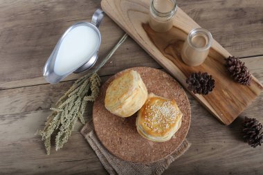 Dekore edilmiş mutfak masasında ev yapımı çörekler.