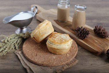 Dekore edilmiş mutfak masasında ev yapımı çörekler.