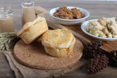 Ev yapımı çörekler ve kâselerle dekore edilmiş mutfak masasında aperatifler.