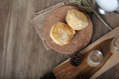 Dekore edilmiş mutfak masasında ev yapımı çörekler.