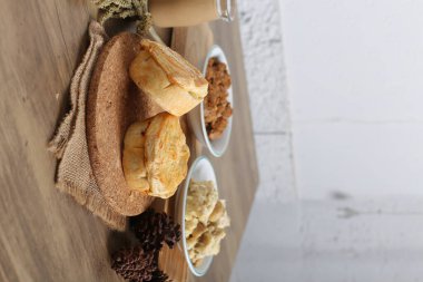 Ev yapımı çörekler ve kâselerle dekore edilmiş mutfak masasında aperatifler.