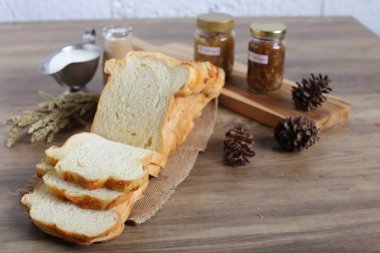 Dekore edilmiş mutfak masasında ev yapımı ekmeğin yakın plan çekimi.