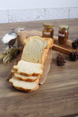 Dekore edilmiş mutfak masasında ev yapımı ekmeğin yakın plan çekimi.