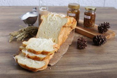 Dekore edilmiş mutfak masasında ev yapımı ekmeğin yakın plan çekimi.