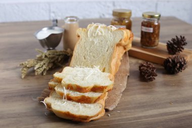 Dekore edilmiş mutfak masasında ev yapımı ekmeğin yakın plan çekimi.