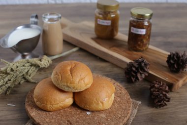 Fırın ürünleri masada.