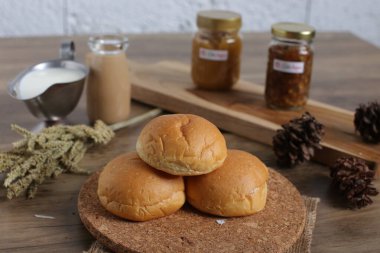 Fırın ürünleri masada.