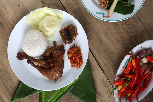 Closeup White Plate Fried Chicken Leg Boiled Rice Sliced Cucumbers — Stock Photo, Image