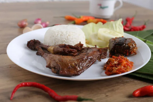 Penutup Piring Putih Dengan Kaki Ayam Goreng Nasi Rebus Dan — Stok Foto