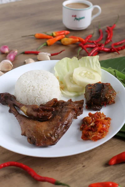 Fechar Placa Branca Com Perna Frango Frito Arroz Cozido Pepinos — Fotografia de Stock