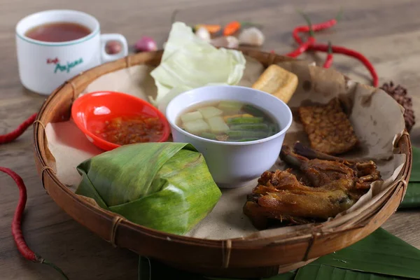 Piring Kayu Dengan Daging Goreng Sayur Sayuran Dan Semangkuk Saus — Stok Foto