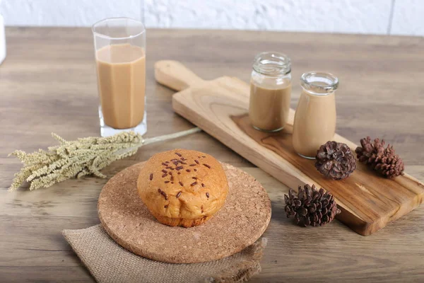 Ev yapımı çörek ve bir bardak kakao ile dekore edilmiş ahşap masa. 