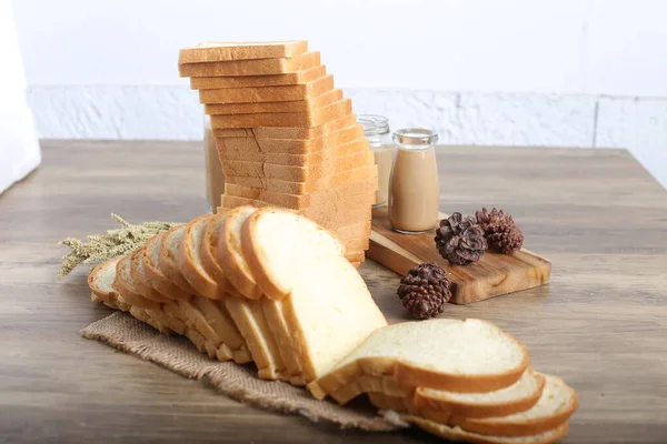 Nahaufnahme Von Selbst Geschnittenem Brot Auf Dekoriertem Küchentisch — Stockfoto