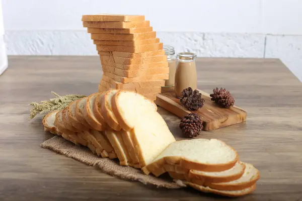 Nahaufnahme Von Selbst Geschnittenem Brot Auf Dekoriertem Küchentisch — Stockfoto