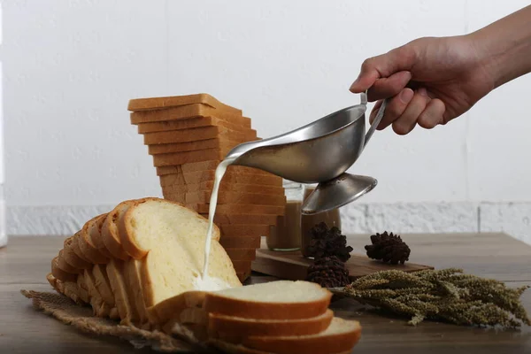 Großaufnahme Einer Männlichen Hand Die Sahne Auf Selbstgeschnittenes Brot Gießt — Stockfoto