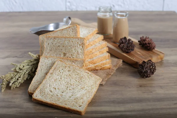 Nahaufnahme Von Selbst Geschnittenem Brot Auf Dekoriertem Küchentisch — Stockfoto