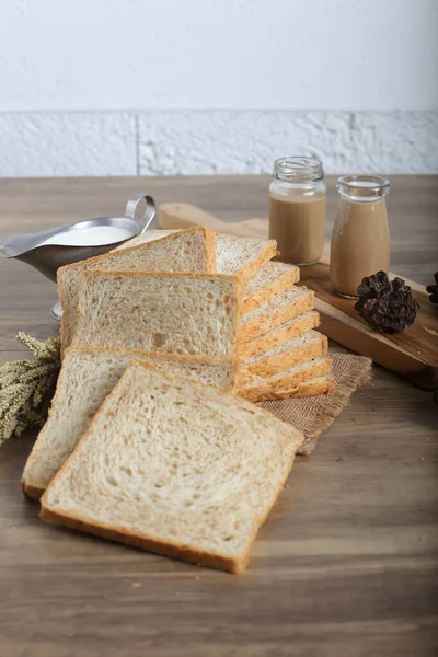 Nahaufnahme Von Selbst Geschnittenem Brot Auf Dekoriertem Küchentisch — Stockfoto