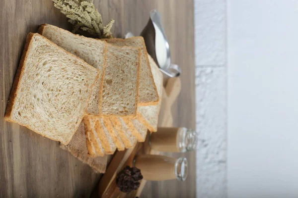 Dekore edilmiş mutfak masasında ev yapımı ekmeğin yakın plan çekimi.