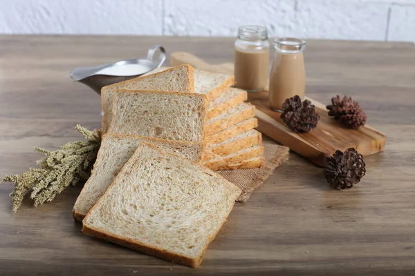 Nahaufnahme Von Selbst Geschnittenem Brot Auf Dekoriertem Küchentisch — Stockfoto