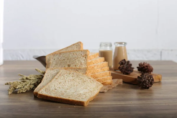 Nahaufnahme Von Selbst Geschnittenem Brot Auf Dekoriertem Küchentisch — Stockfoto