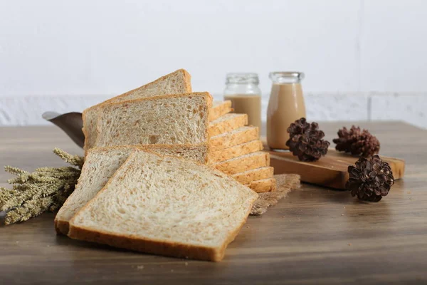 Nahaufnahme Von Selbst Geschnittenem Brot Auf Dekoriertem Küchentisch — Stockfoto