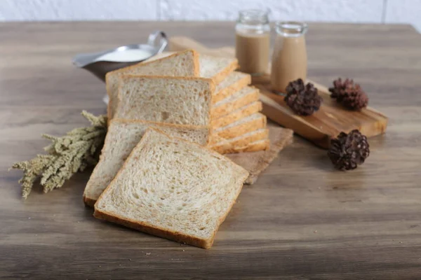 Nahaufnahme Von Selbst Geschnittenem Brot Auf Dekoriertem Küchentisch — Stockfoto