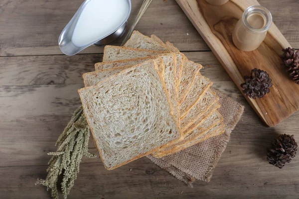 Nahaufnahme Von Selbst Geschnittenem Brot Auf Dekoriertem Küchentisch — Stockfoto